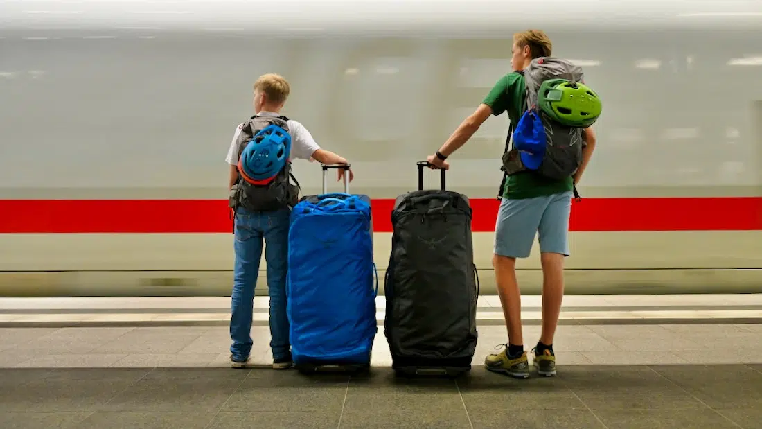 Ben und Flo am Bahnhof vor dem ICE von Berlin nach München