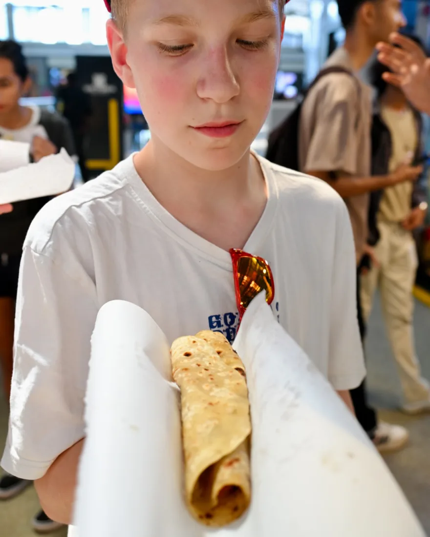 Ben und ein Roti in der Hand