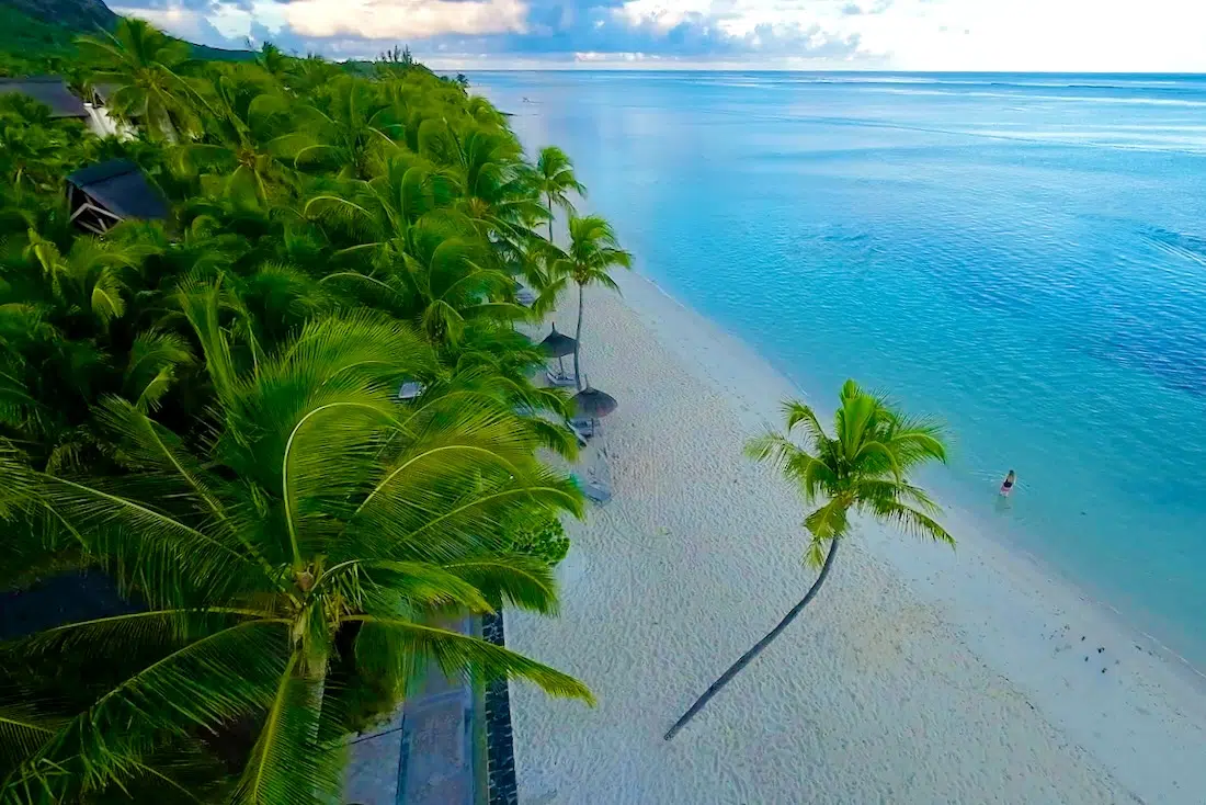 Der Strand am Morgen im Paradis Beachcomber Golf Resort & Spa