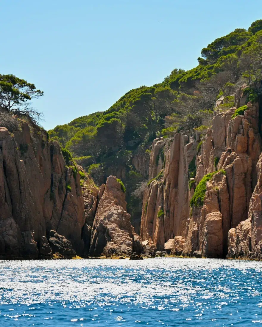 Die Rosten Felsküste der Costa Brava