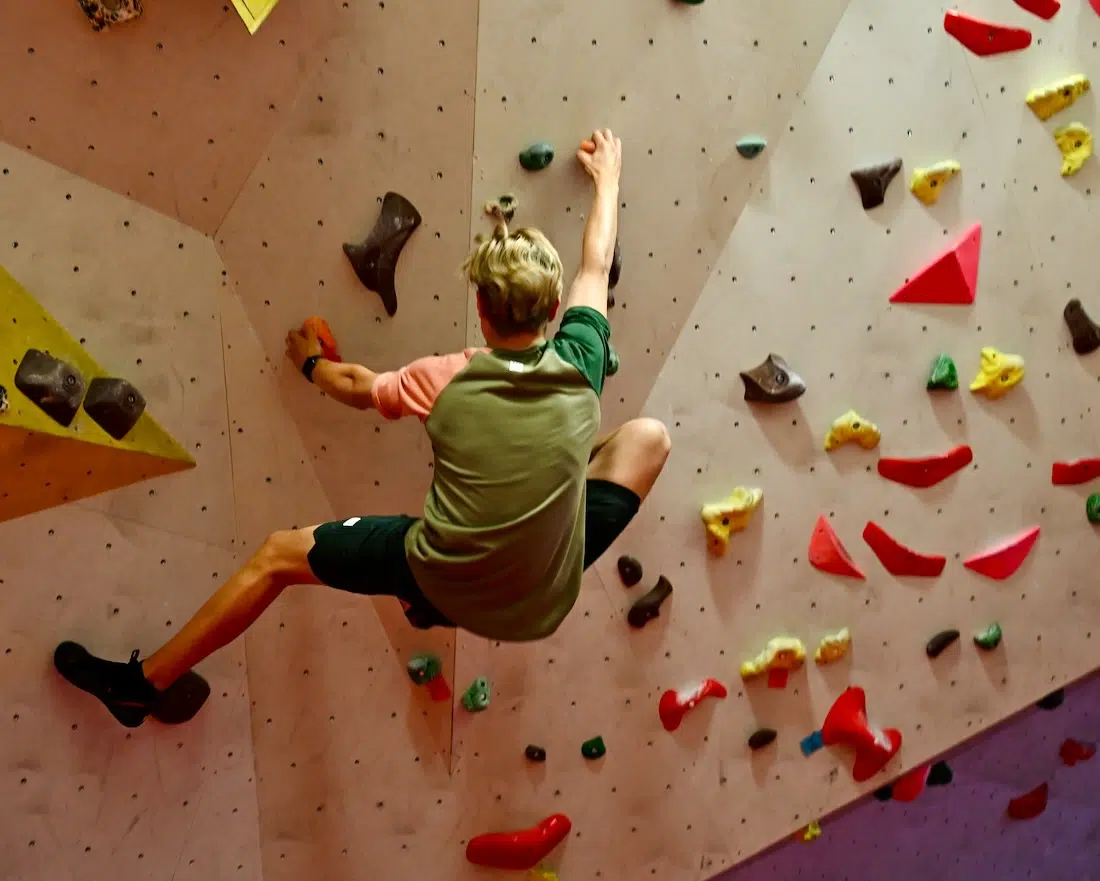 Flo beim Bouldern in der Kletterhalle Ehrwald