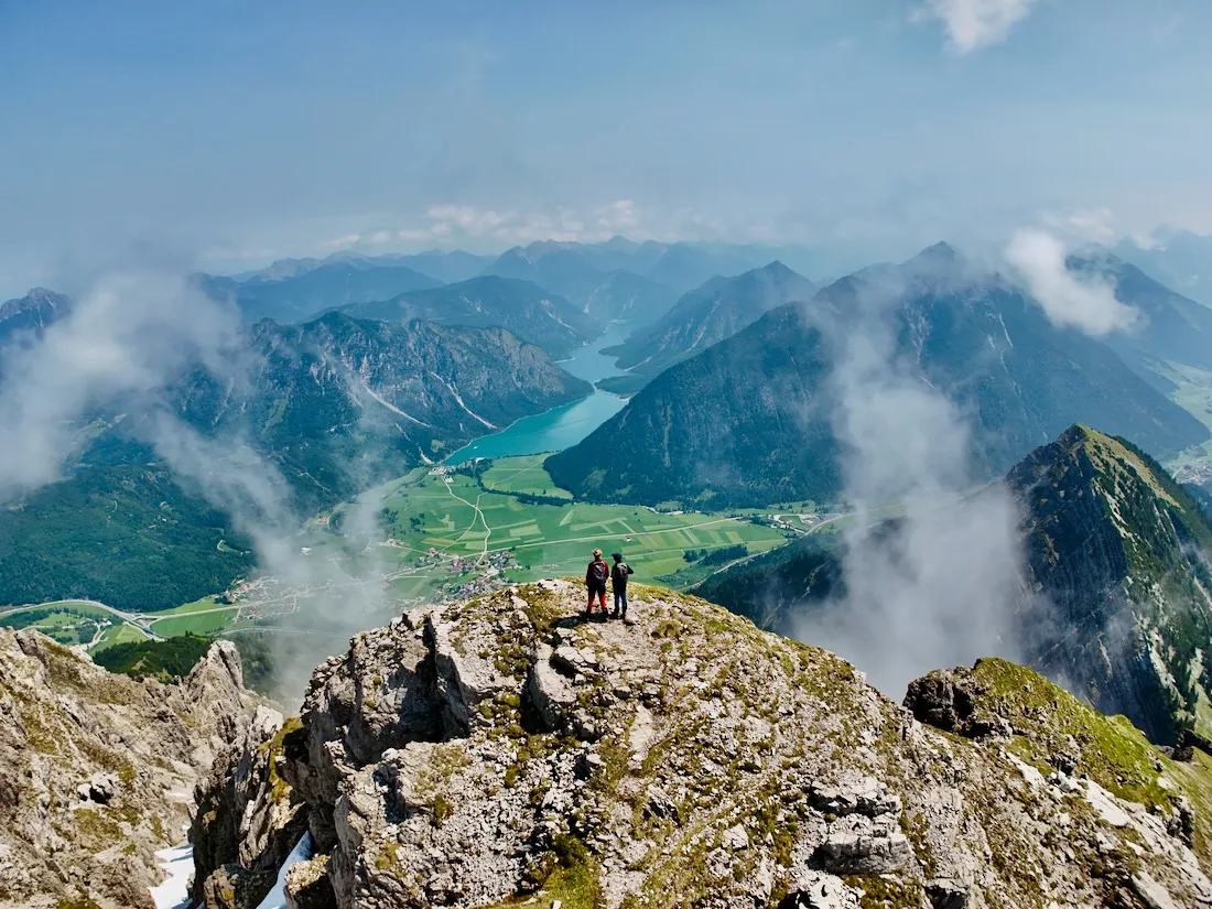 Flo und Ben auf dem Weg zum Gipfel des Thaneller