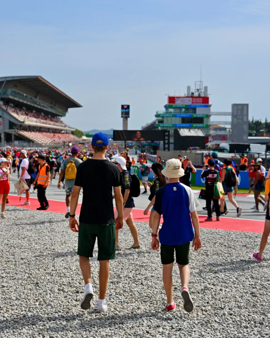 Flo und Ben laufen zur Zielgerade des Formel 1 Circuit de Barcelona-Catalunya