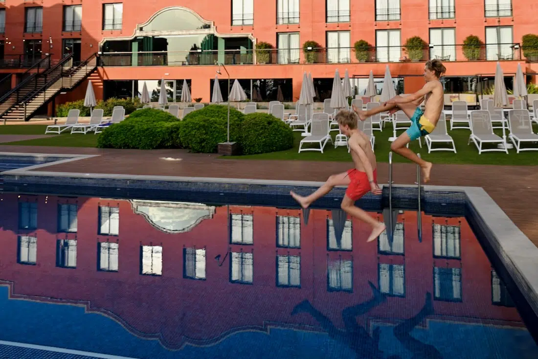 Flo und Ben spirngen ind en pool des Dolce Barcelona by Wyndham