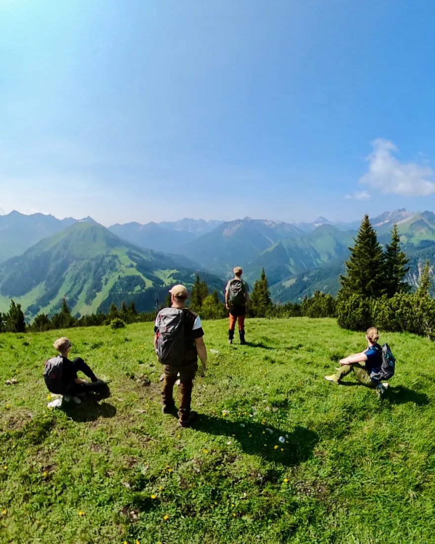 Fravely blicken auf den Ort Berwang