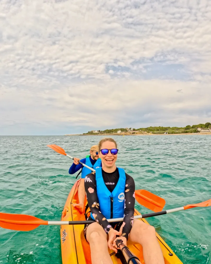 Melanie im Kajak an der Costa Daurada