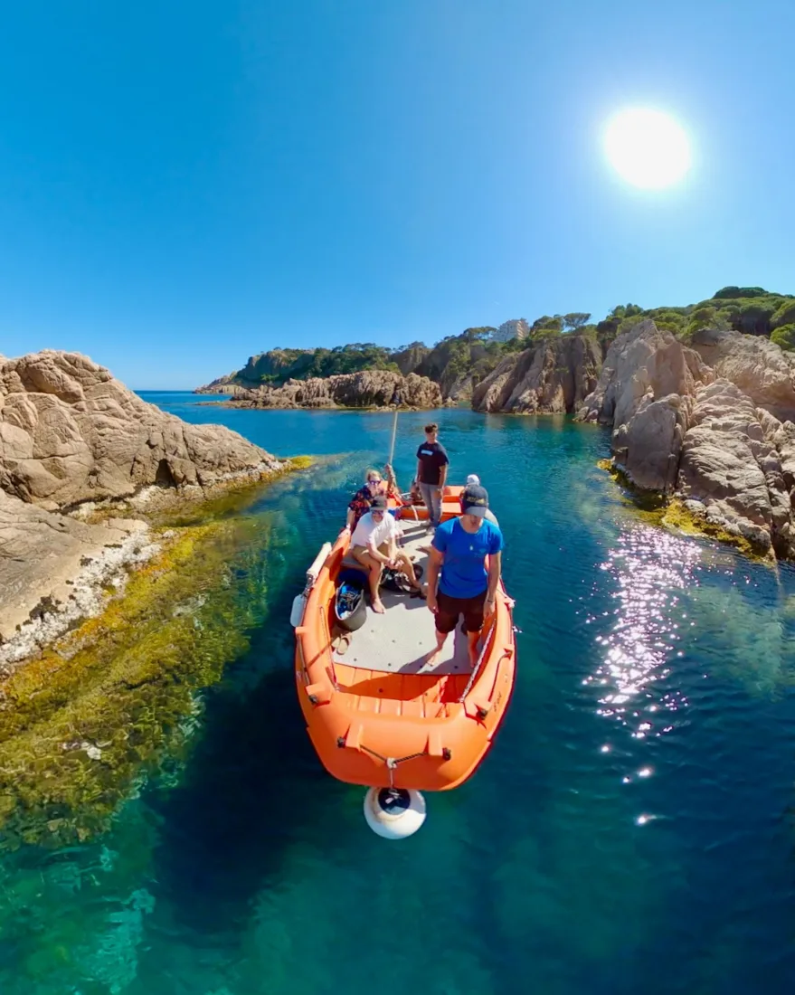 Mit dem Boot die Klippen der Costa BRava entlang