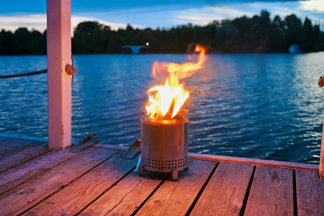 Der Solo Stove Mesa am Wasser