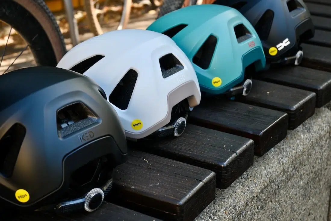 Die KED Reach AR1 Helme liegen zum aufbrechen berreit