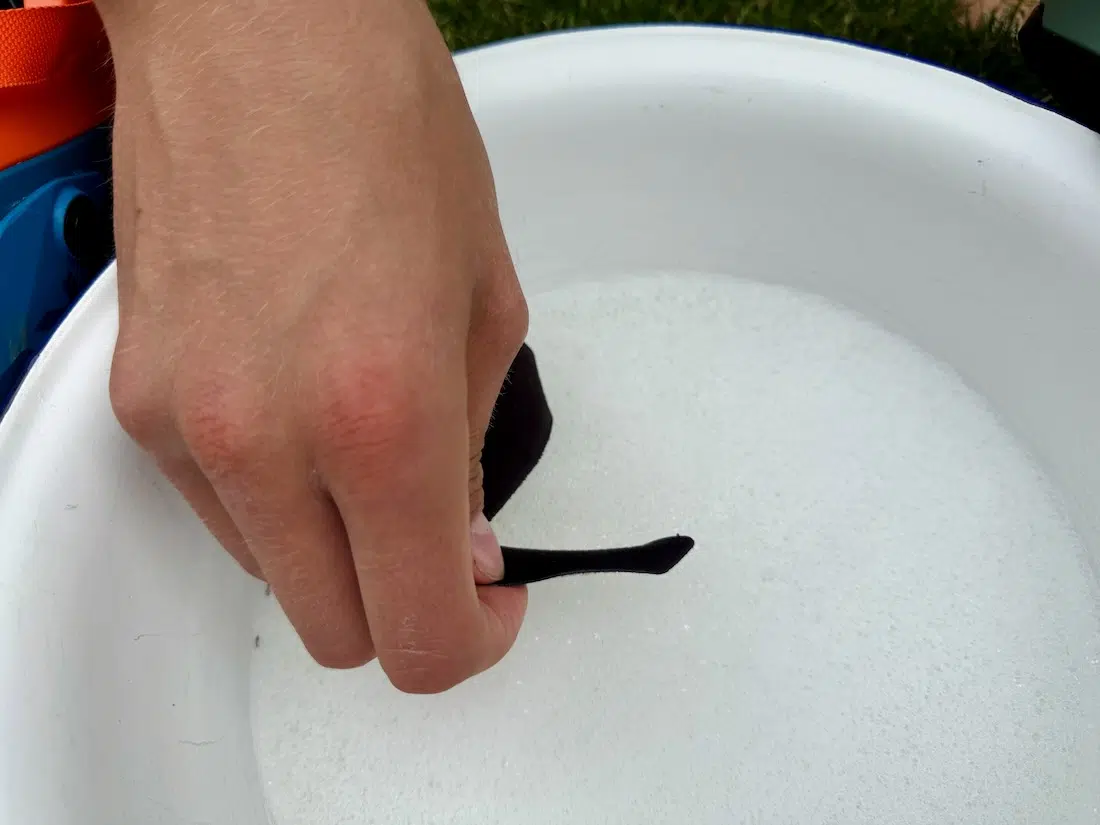 Die Polster des Fahrradhelmes werden mit milder Seife gewaschen.