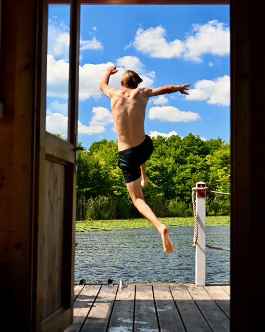 Flo springt von der Terasse vom BunBo ins Wasser