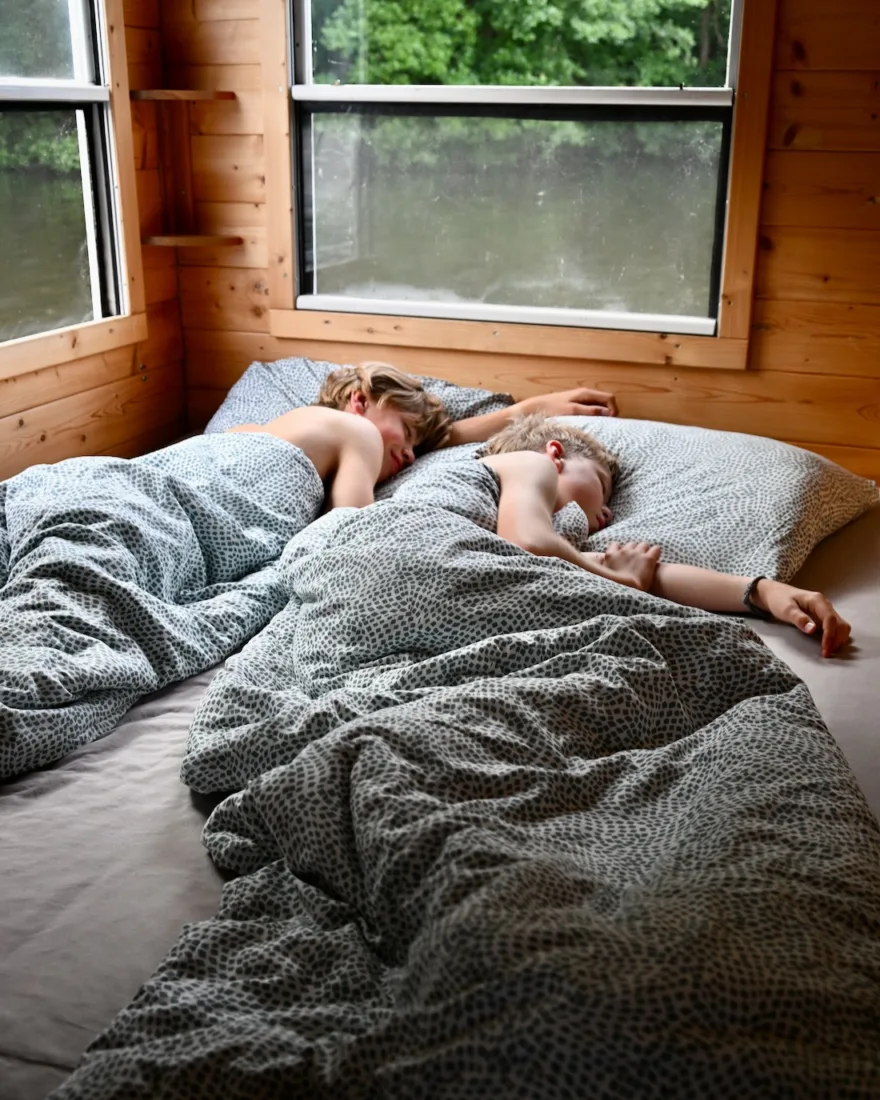 Flo und Ben schlafen m Bungalow Boot