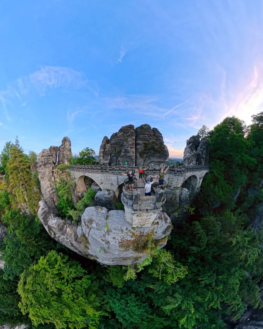Fravely auf der Bastei Brücke im Elbsandsteingebirge in Sachsen