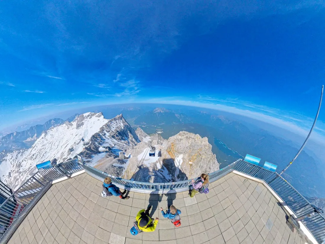 Fravely blicken hinab in die Tiroler Zugspitz Arena