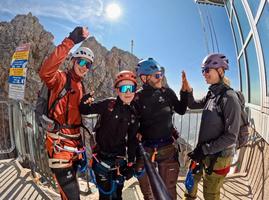 Fravely mit Bergausrüstung vor dem Aufstieg zur Zugspitze
