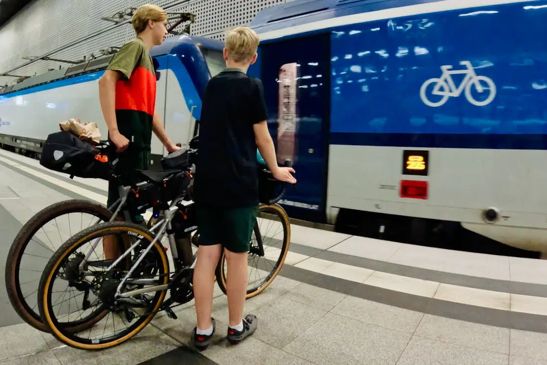 Fravely mit der Bahn und dem Fahrrad zum Elberadweg nach Sachsen