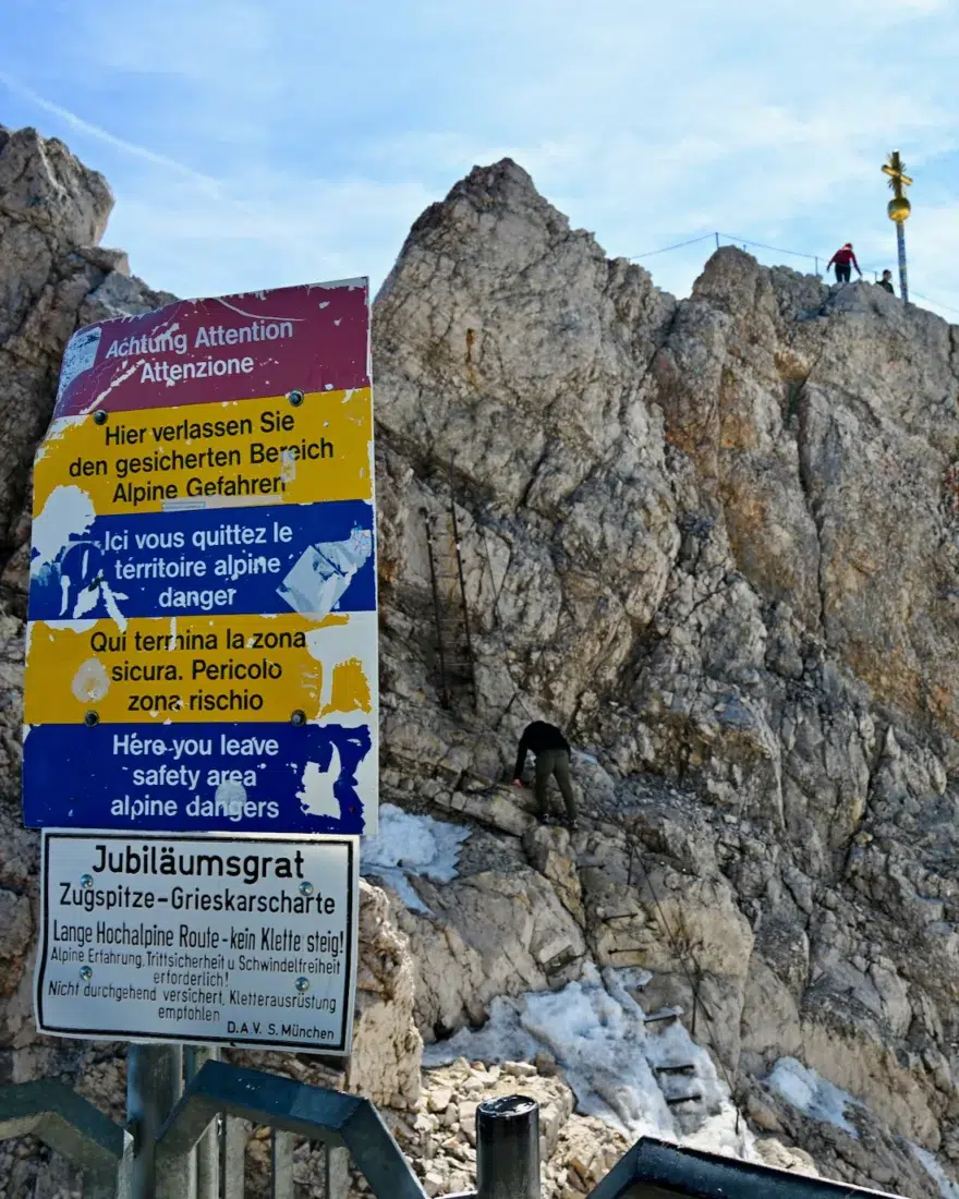 Gefahrenschild vor dem Weg zur Zugspitze