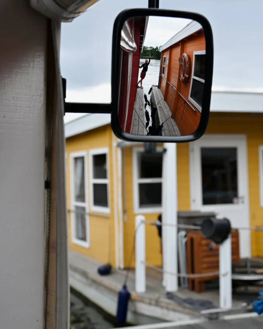 Melanie im Spiegel vom Bongalow Boot