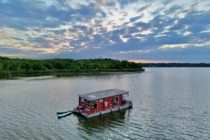 Mit dem BunBo - Das BungalowBoot mit der Familie auf den Gewässern von Brandenburg unterwegs