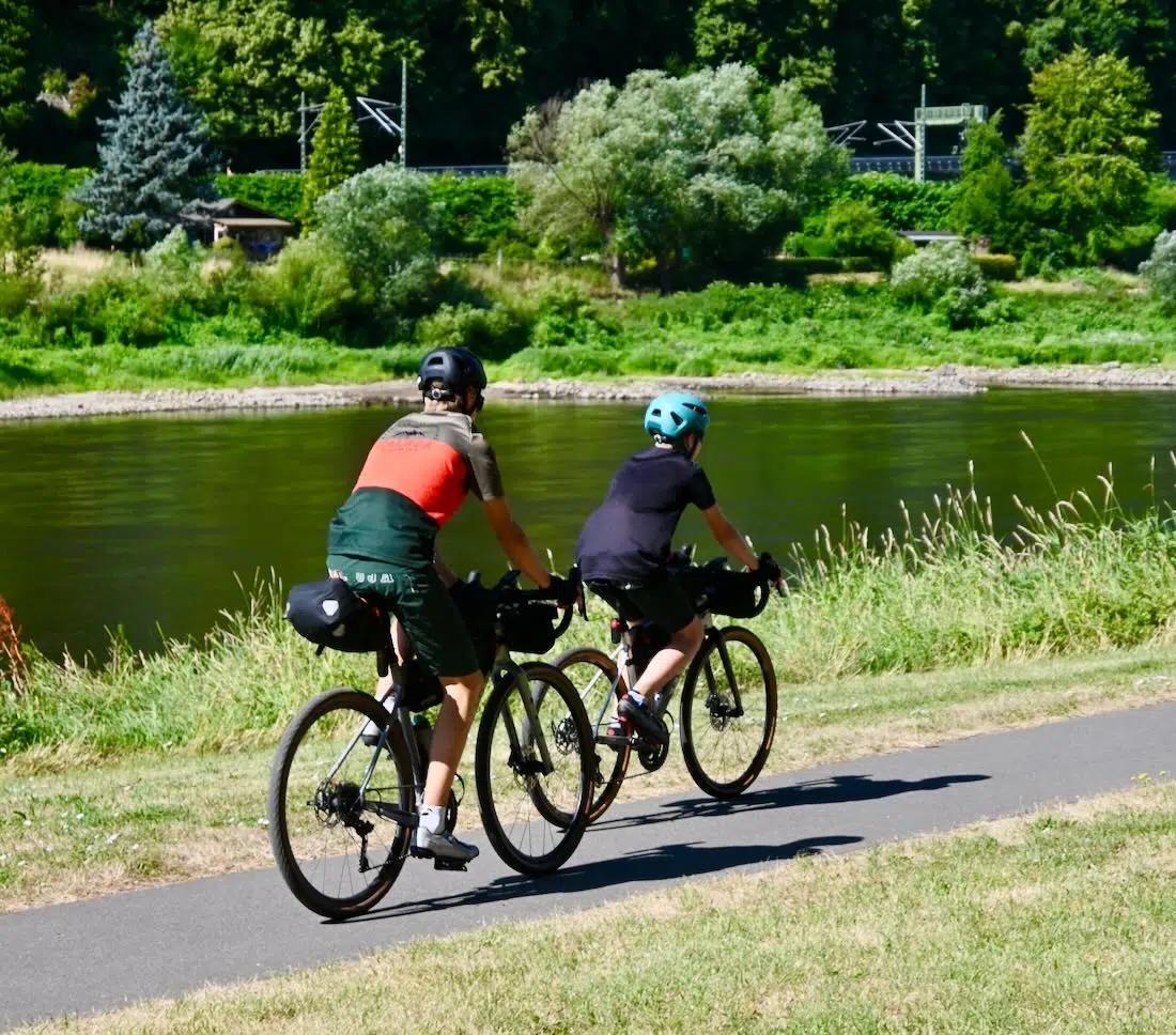 Mit dem KED Reach AR1 Fahrradhelm auf dem Gravelbike