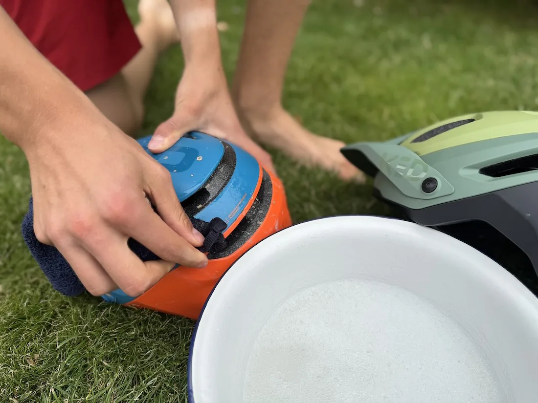 Sanftes Abwischen der Fahrradhelme