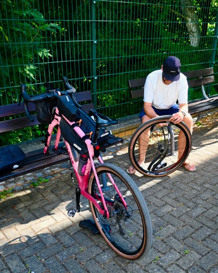 Thomas repariert einen Fahrreifen in der Jugendherberge Bad Schandau