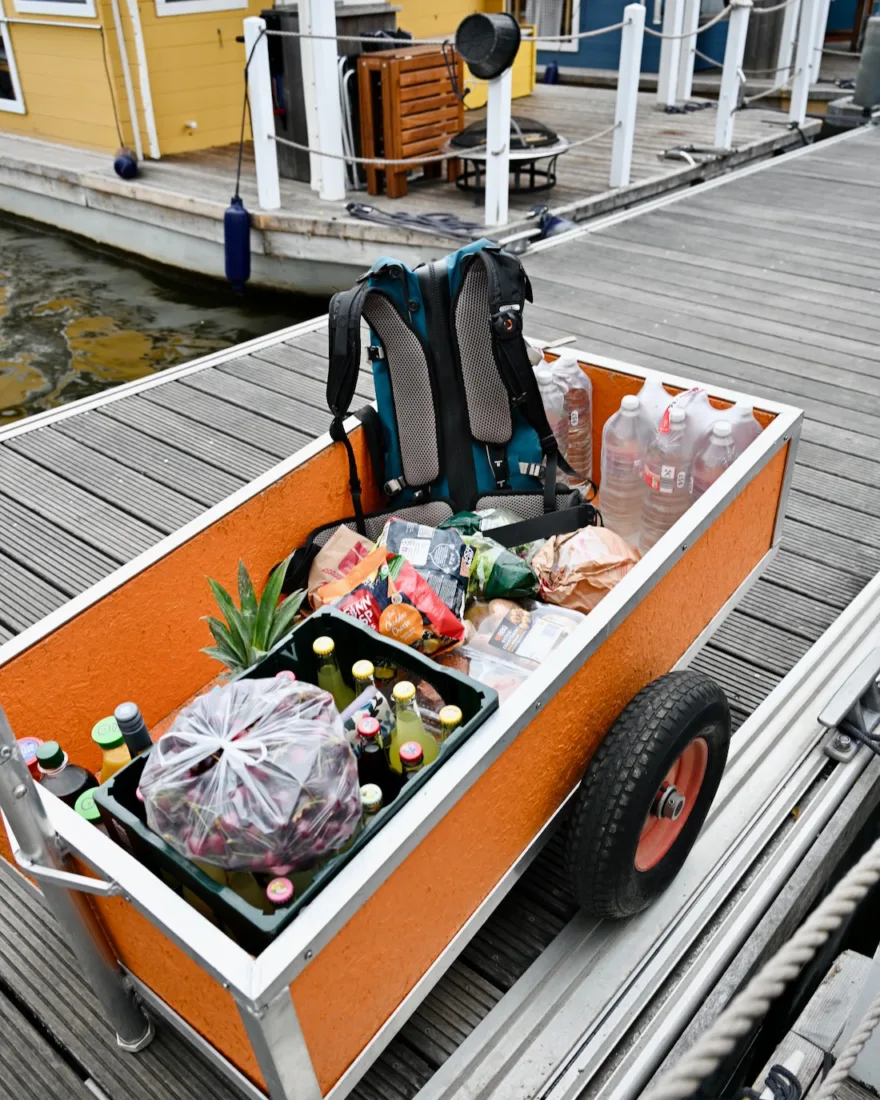 gefüllter Karren für Hausboot