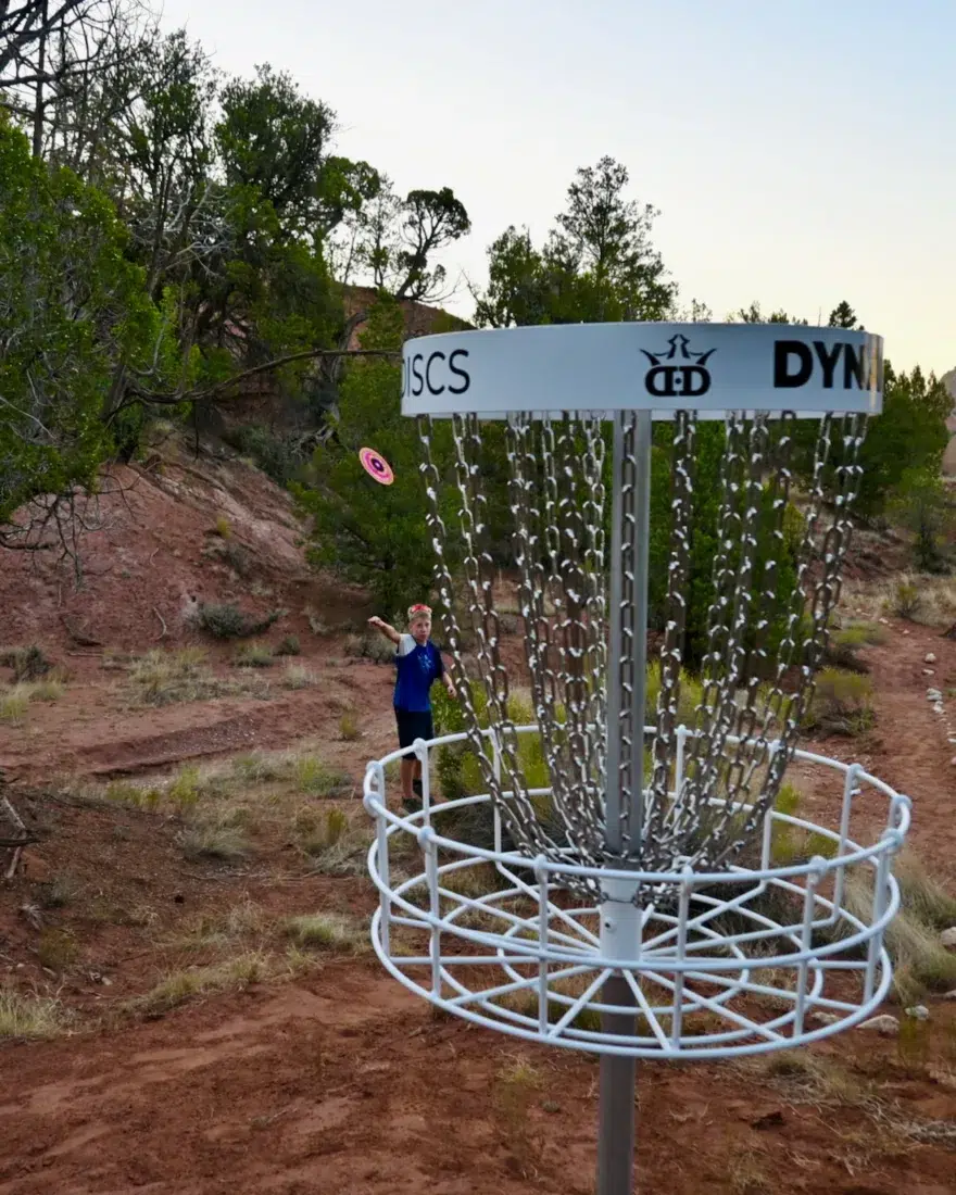 Ben beim Frisbee Golf im Bryce Glamp and Camp