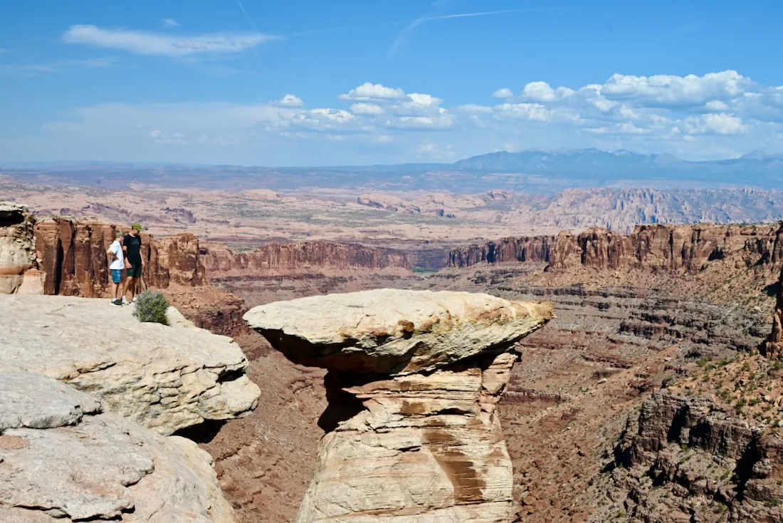 Ben und Flo vor einem Balanced Rock