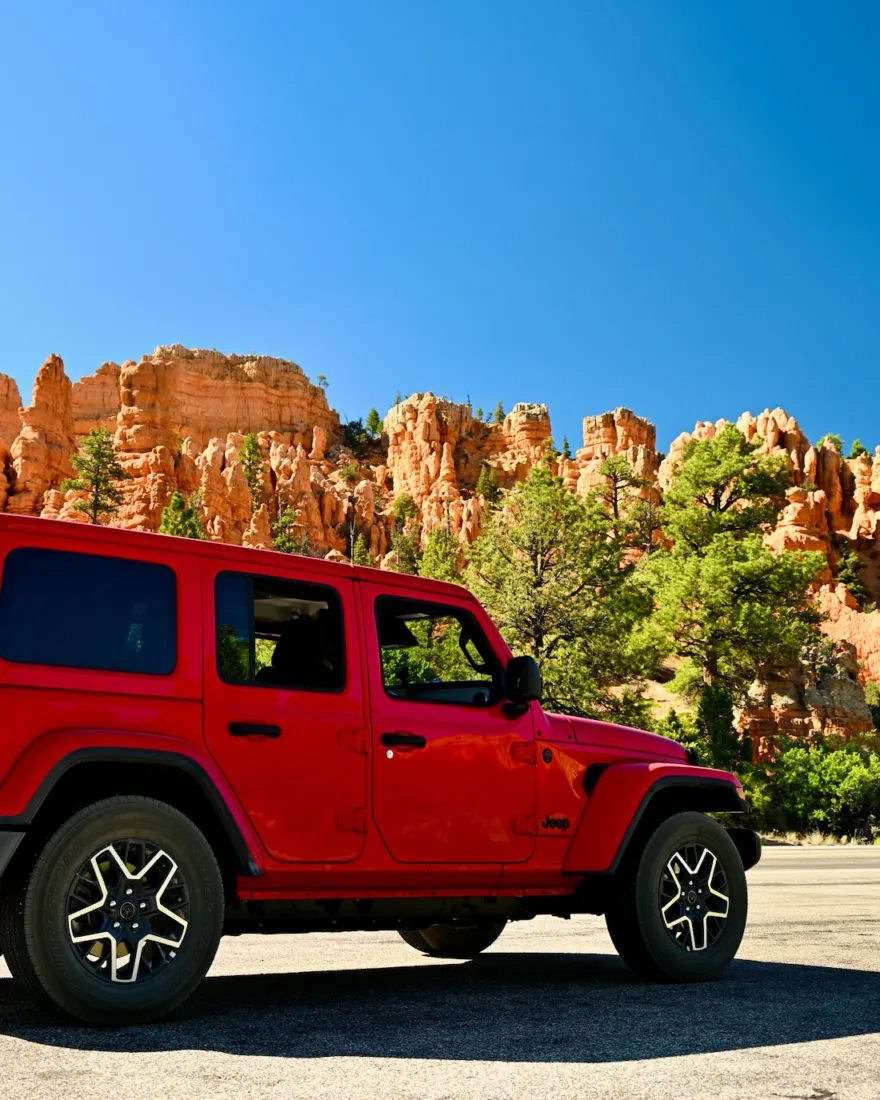 Der Jeep zwischen den roten Felsen