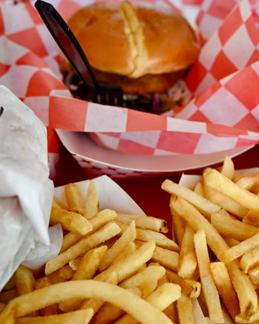Ein Burger mit Pommes vom Burger Barn