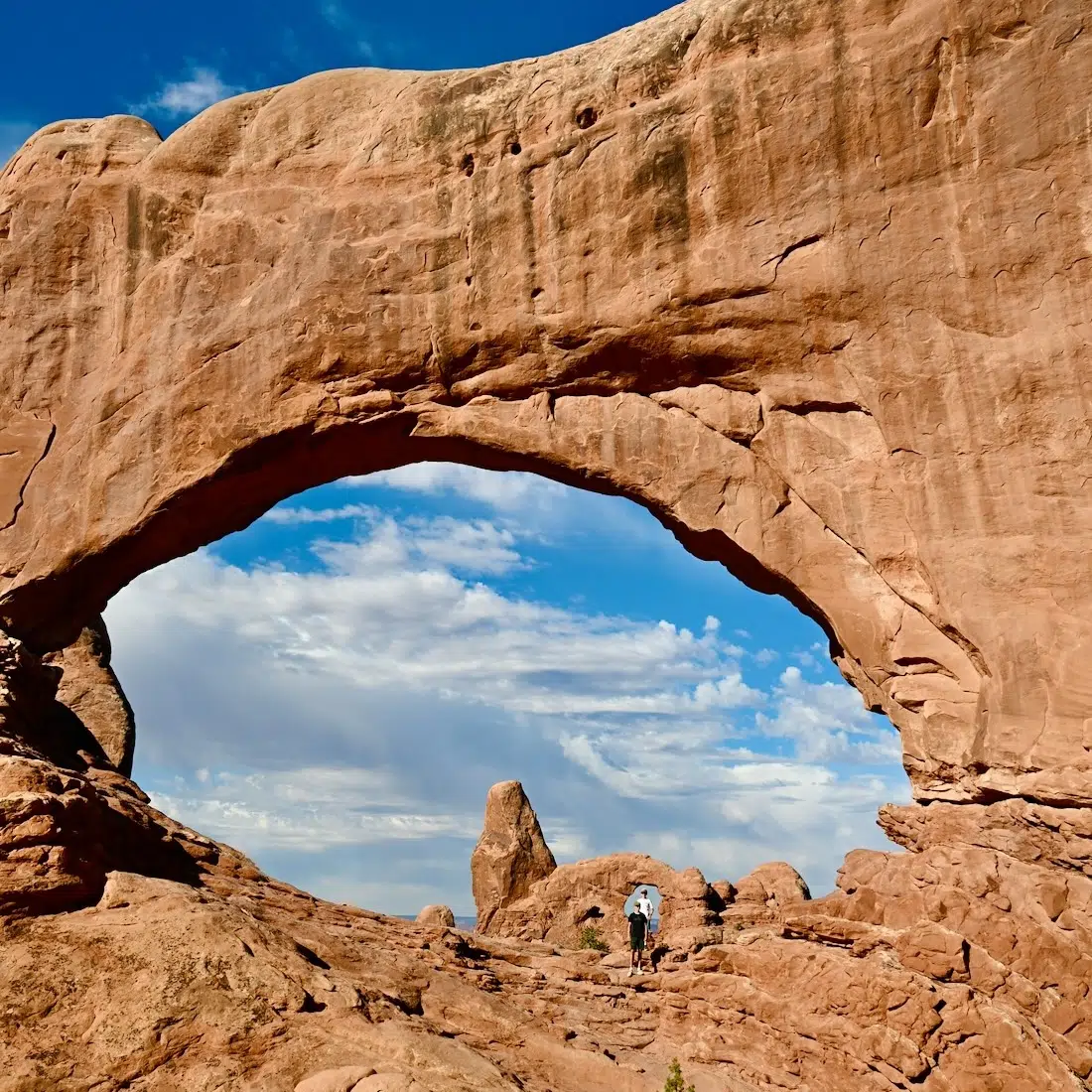 Flo und Ben stehen im Arch