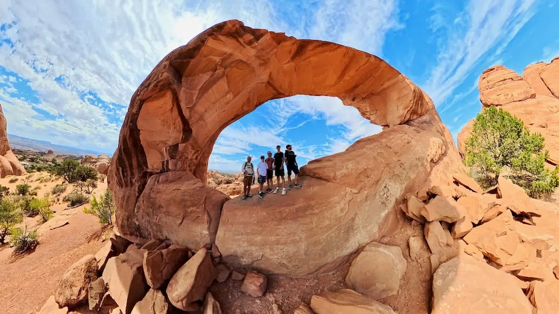 Fravely im großen Arch des Arches National Park