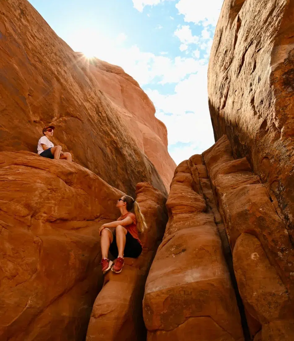 Melanie und Ben in den Sandsteinfelsen in Moab