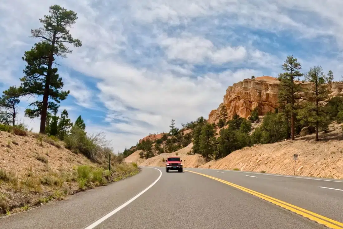 Mit dem Jeep auf dem Highway in Utah
