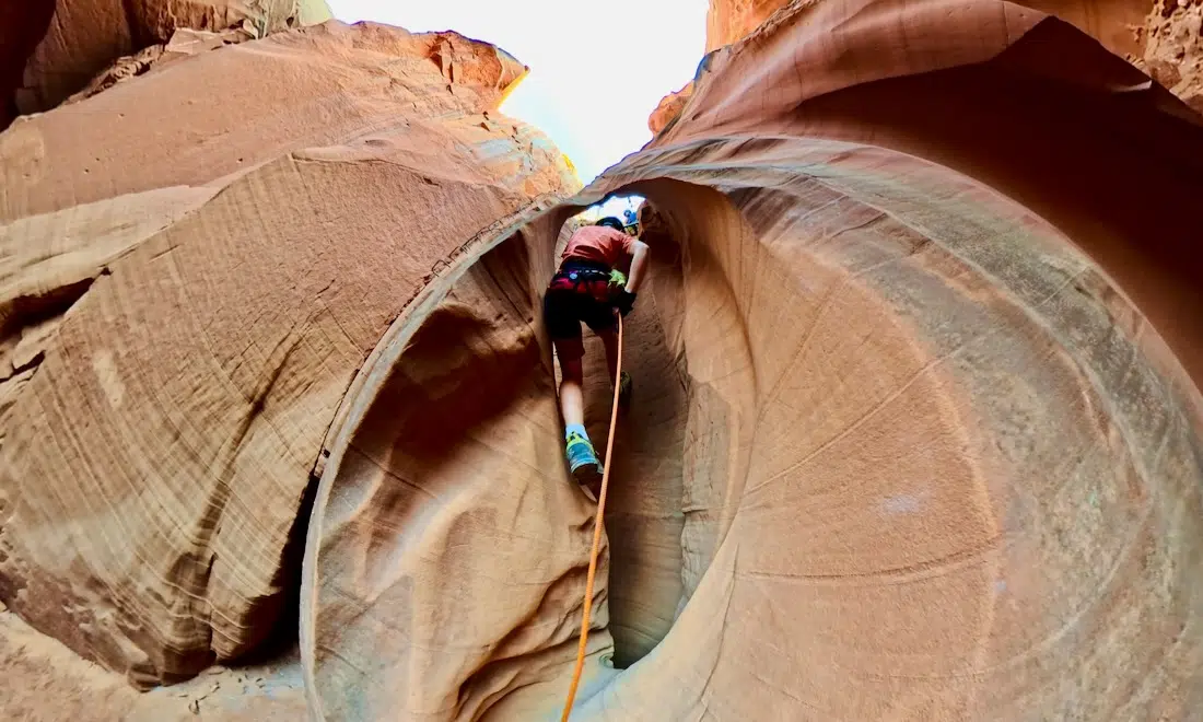 Ben seilt sich in den Antelope Canyon ab