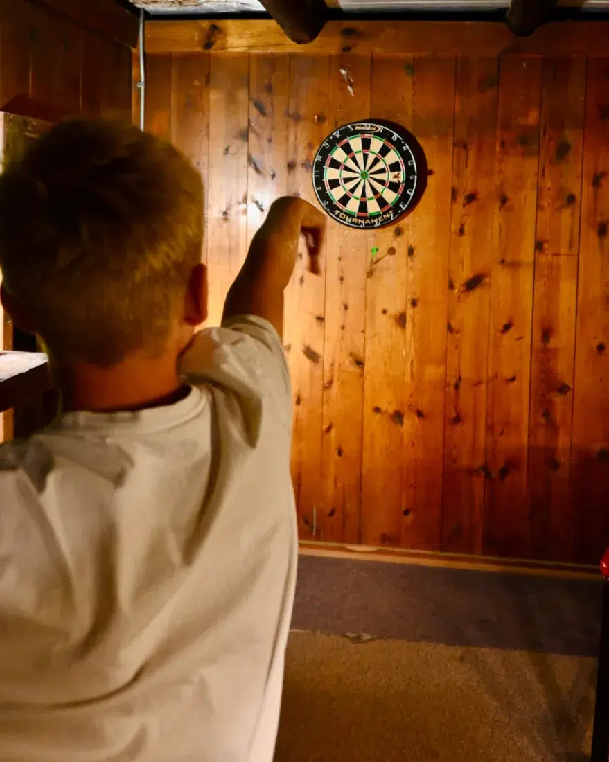 Ben spielt Dart in Lees Ferry Lodge