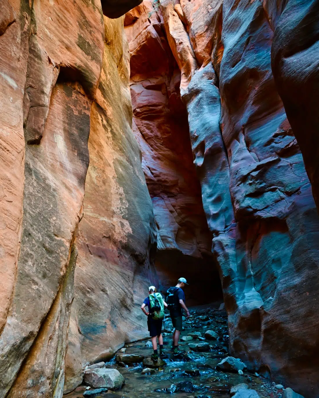 Ben und Flo laufen durch den Slotcanyon der Kanarra Falls