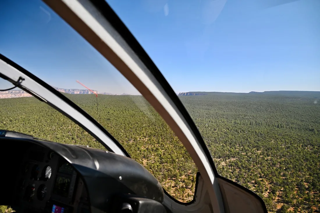 Der Helikopter nähert sich dem Rim des Grand Canyon