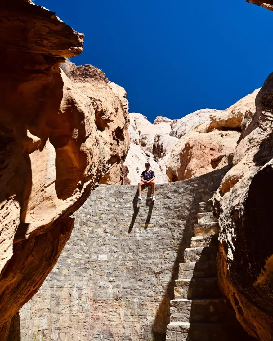 Flo sitzt auf der Mauer der The Cistern