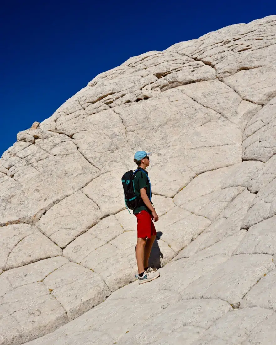 Flo steht in den weißen Felsen des White Pocket