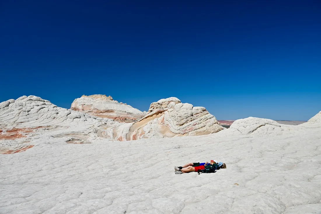Flo und Ben liegen auf den weißen Felsen des White Pocket