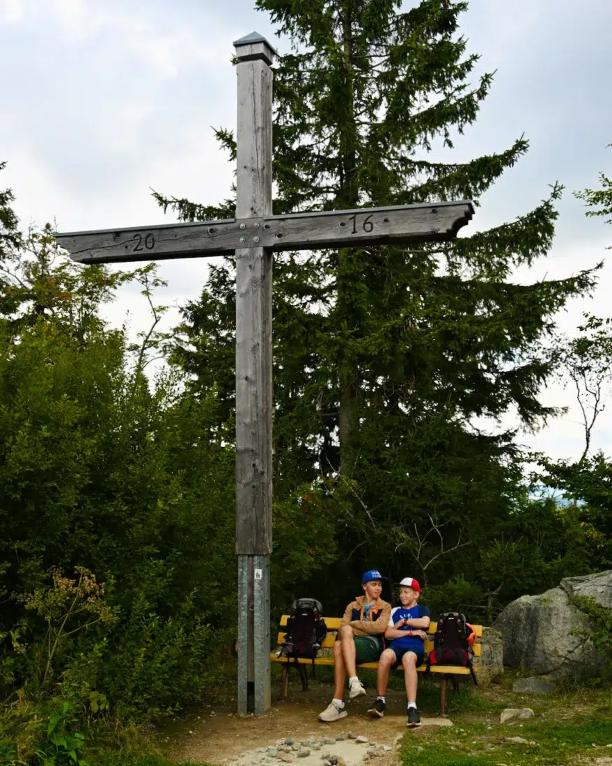Flo und Ben am Gipfelkruez vom Ochsenkopf