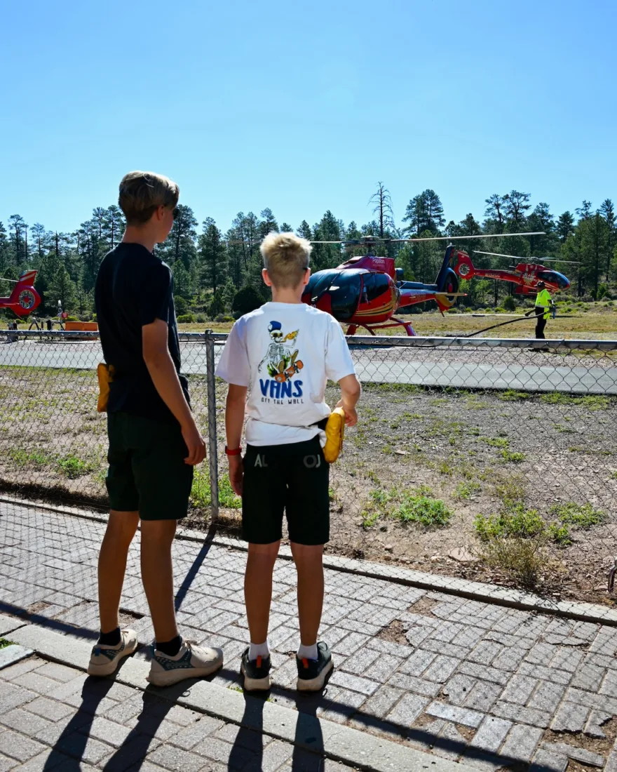 Flo und Ben schauen auf den Papillon Helicopter