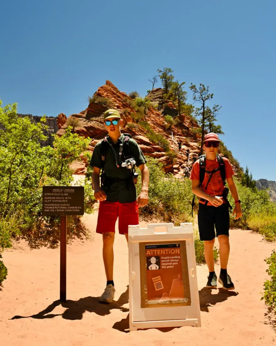 Flo und Ben vor dem Permit Schild am Angels Landing Trail