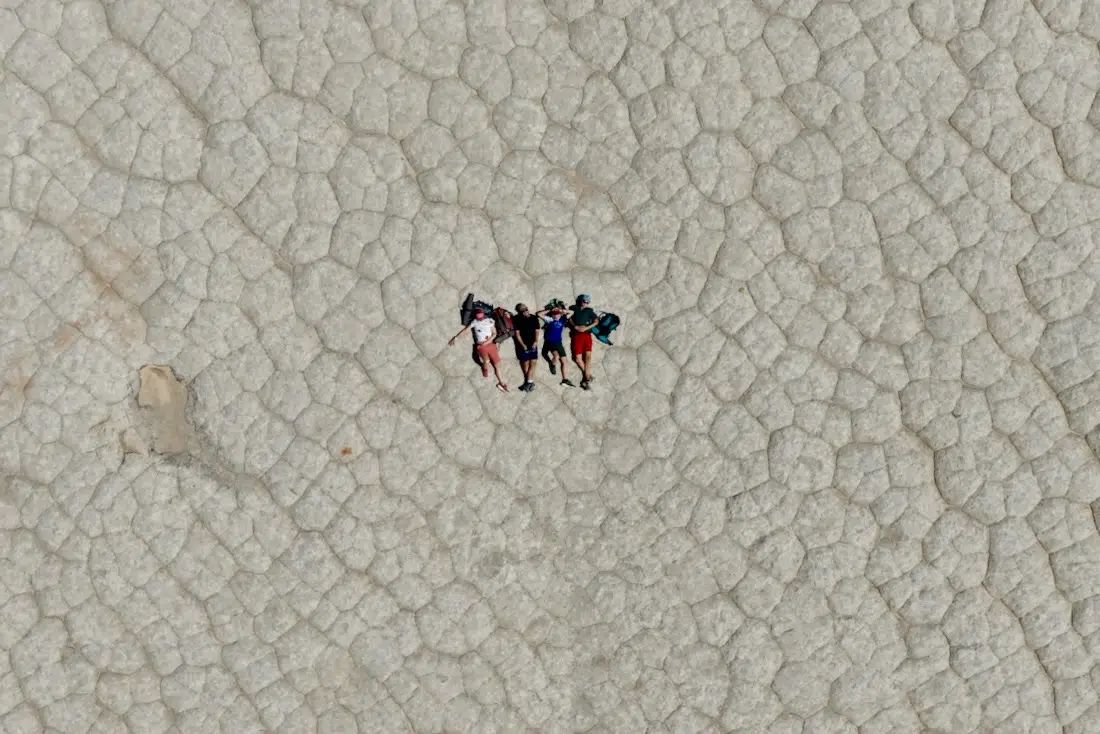 Fravely auf den weißen Felsn im White Pocket
