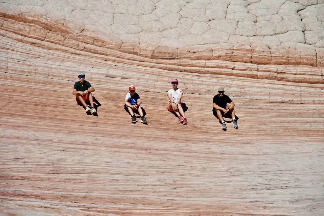 Fravely sitzen im White Pocket Sandstein