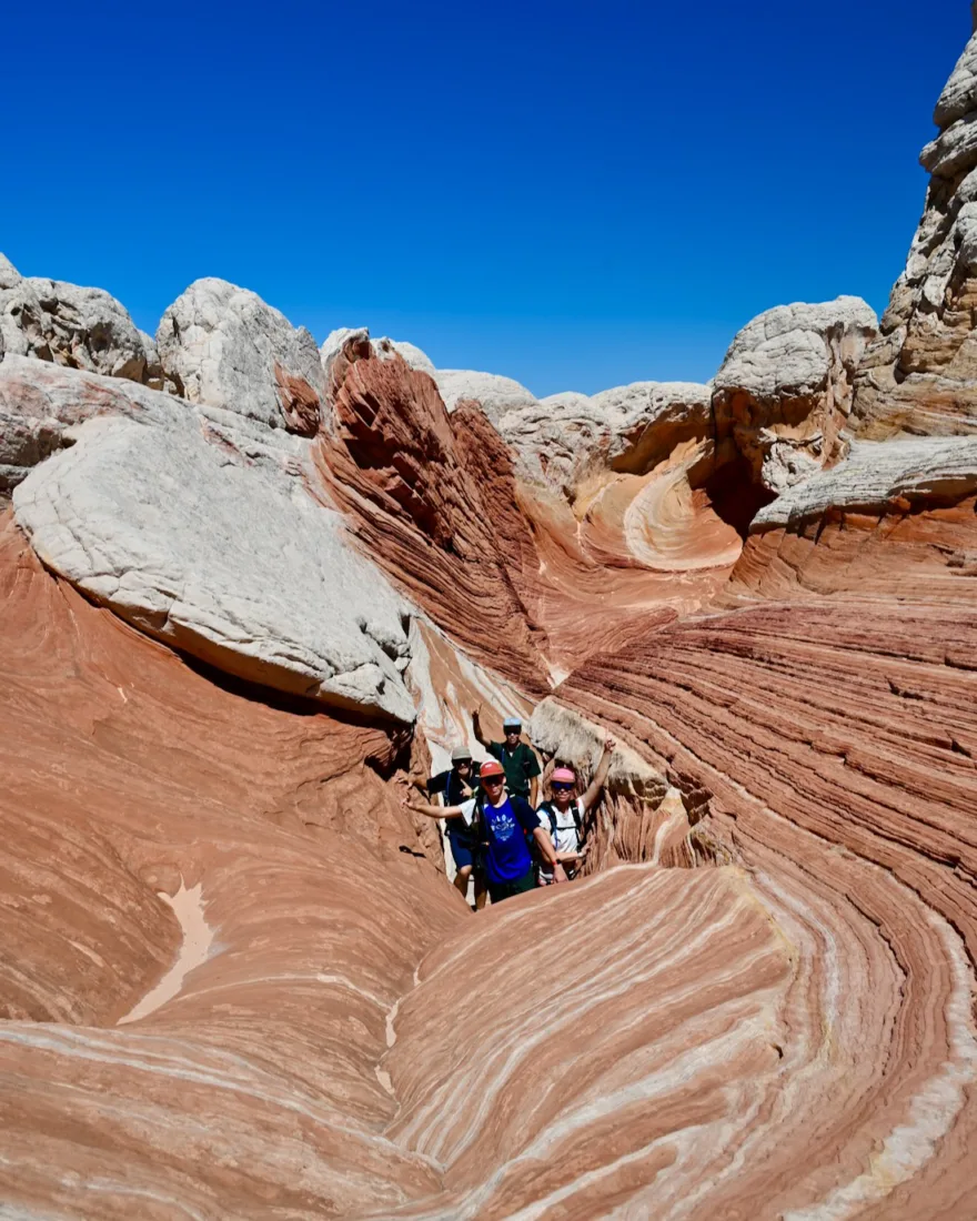 Fravely stehen im Whiet Pocket in Arizona