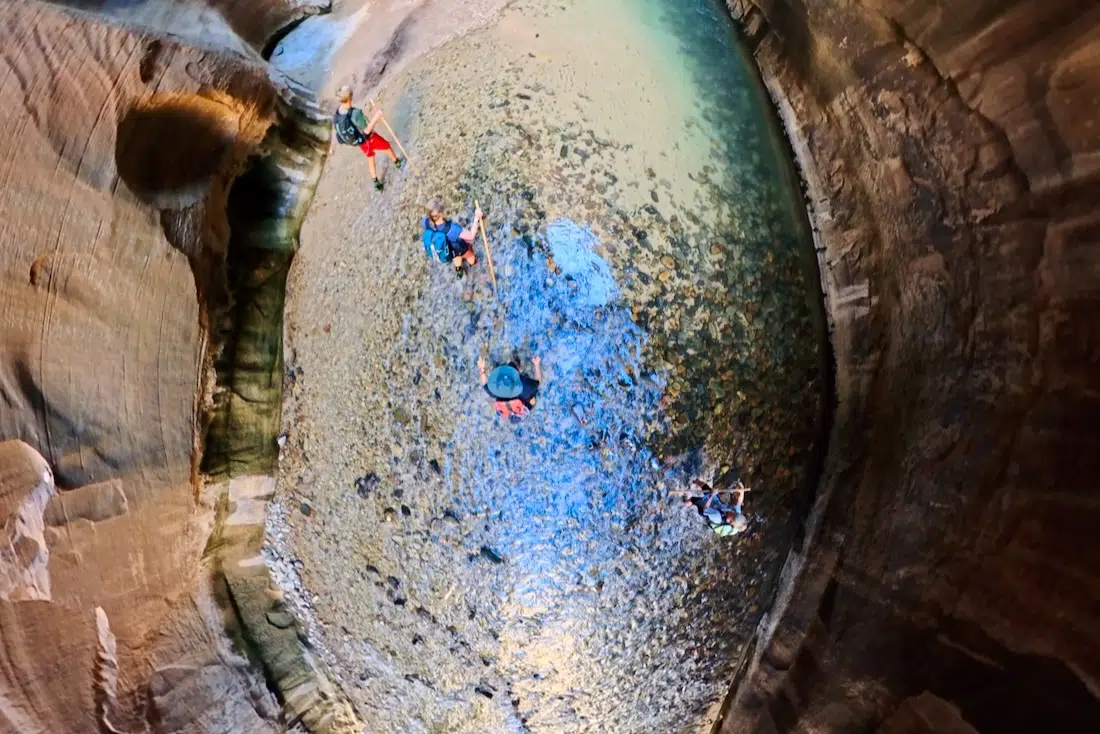 Fravely von oben in The Narrows in Utah