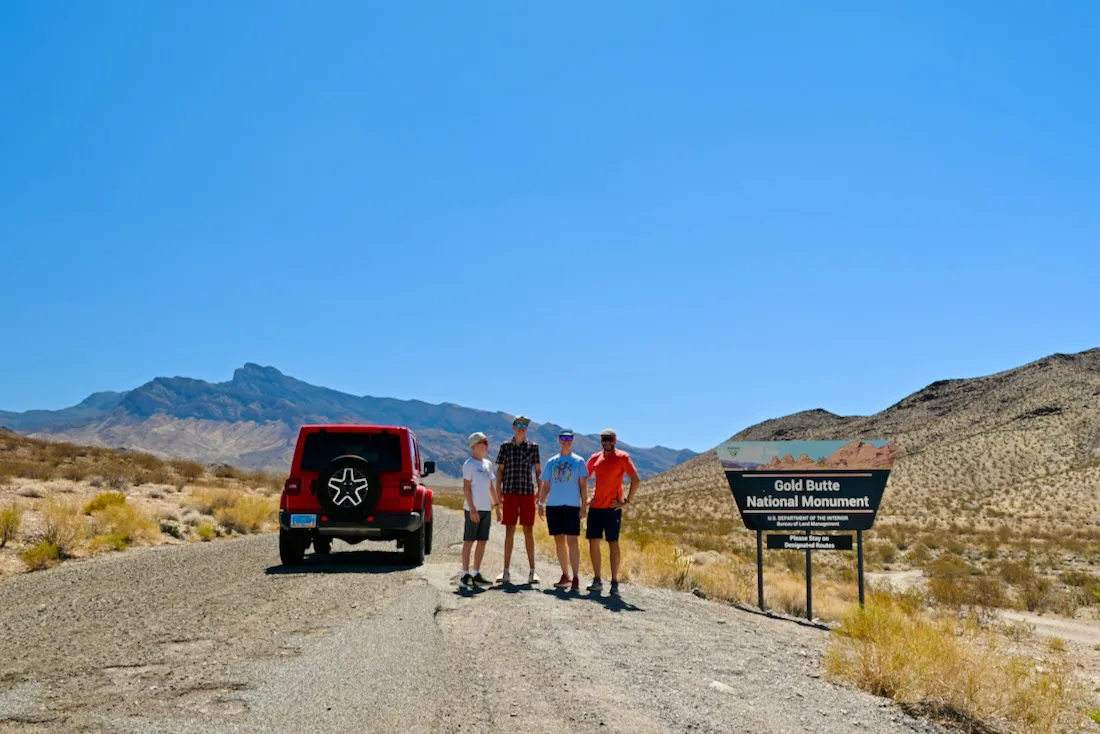 Fravely vor dem Gold Butte Monument Valley Schild in Nevada